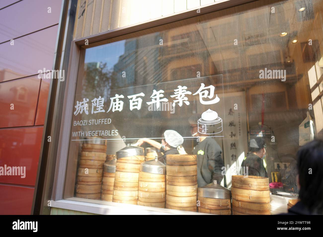 In una fredda giornata invernale il 1° dicembre 2024, un popolare negozio di panini di carne al vapore si trova di fronte a un edificio storico nel quartiere di Jing'an, Shanghai, Chin Foto Stock