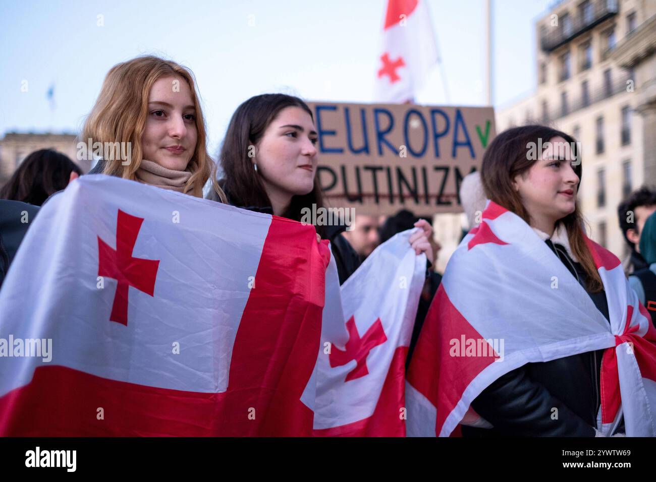 Georgier protestieren a Berlino gegen die Entscheidung der georgischen Regierung, die Verhandlungen über den Beitritt zur Europäischen Union auszusetzen. Zum Protestation hatte die pro-Europäische ONG Georgisches Zentrum im Ausland GZA aufgerufen. / I georgiani protestano a Berlino contro la decisione del governo georgiano di sospendere i negoziati di adesione all'UE. La ONG filo-europea Georgian Center Abroad GZA aveva chiesto la protesta. Snapshot-Photography/K.M.Krause *** i georgiani protestano a Berlino contro la decisione del governo georgiano di mettere in attesa i colloqui di adesione all'UE della ONG G pro-europea Foto Stock