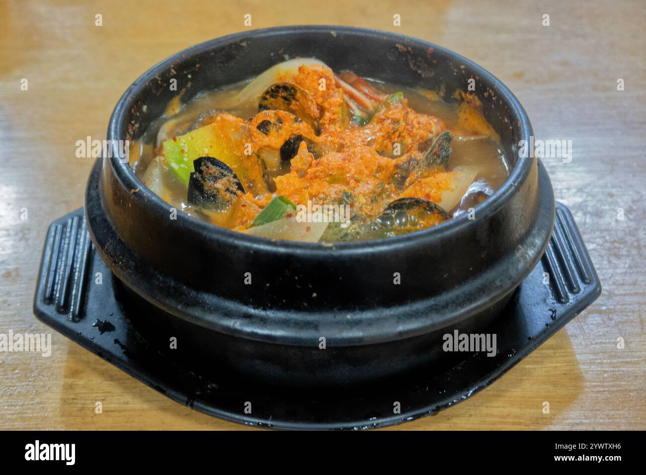 Tradizionale festa dell'isola di Jeju, stufato di abalone e pesce, Seogwipo, Jeju, Corea del Sud Foto Stock