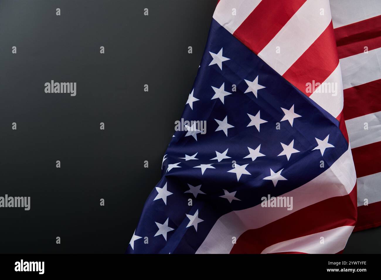 Un'immagine dettagliata della bandiera americana su uno sfondo scuro, con elementi come Electric Blue e Carmine. Le parole chiave correlate includono Flag da Foto Stock