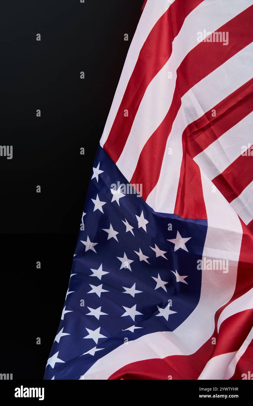 Una foto ravvicinata con una bandiera americana su sfondo nero, che mostra colori patriottici. Parole chiave bandiera degli Stati Uniti, giorno della bandiera Foto Stock