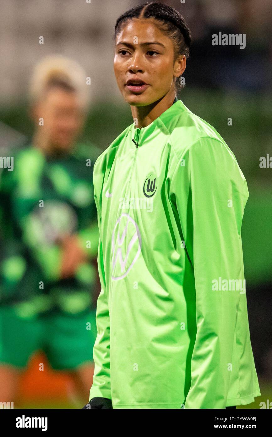 Wolfsburg, Germania. 11 dicembre 2024. Sveindis Jane Jonsdottir di Wolfsburg si sta riscaldando prima della partita di UEFA Women's Champions League tra Wolfsburg e Roma all'AOK Stadion di Wolfsburg. Credito: Gonzales Photo/Alamy Live News Foto Stock