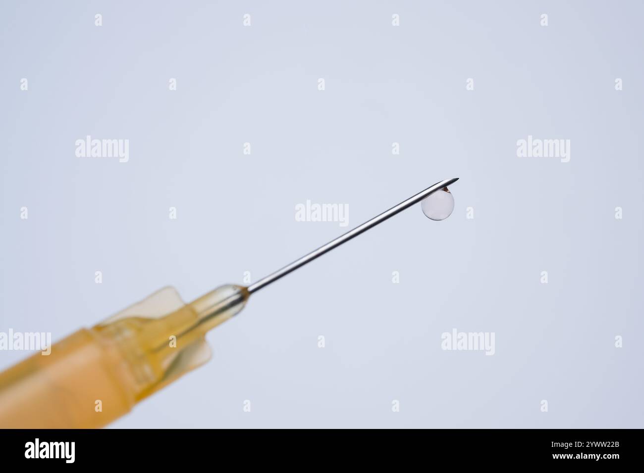 , Deutschland, 12.12.2024, Nahaufnahme einer Spritze mit Tropfen an der Nadelspitze, Symbolbild für Gesundheit, Medizin oder Drogenmissbrauch. Foto Stock