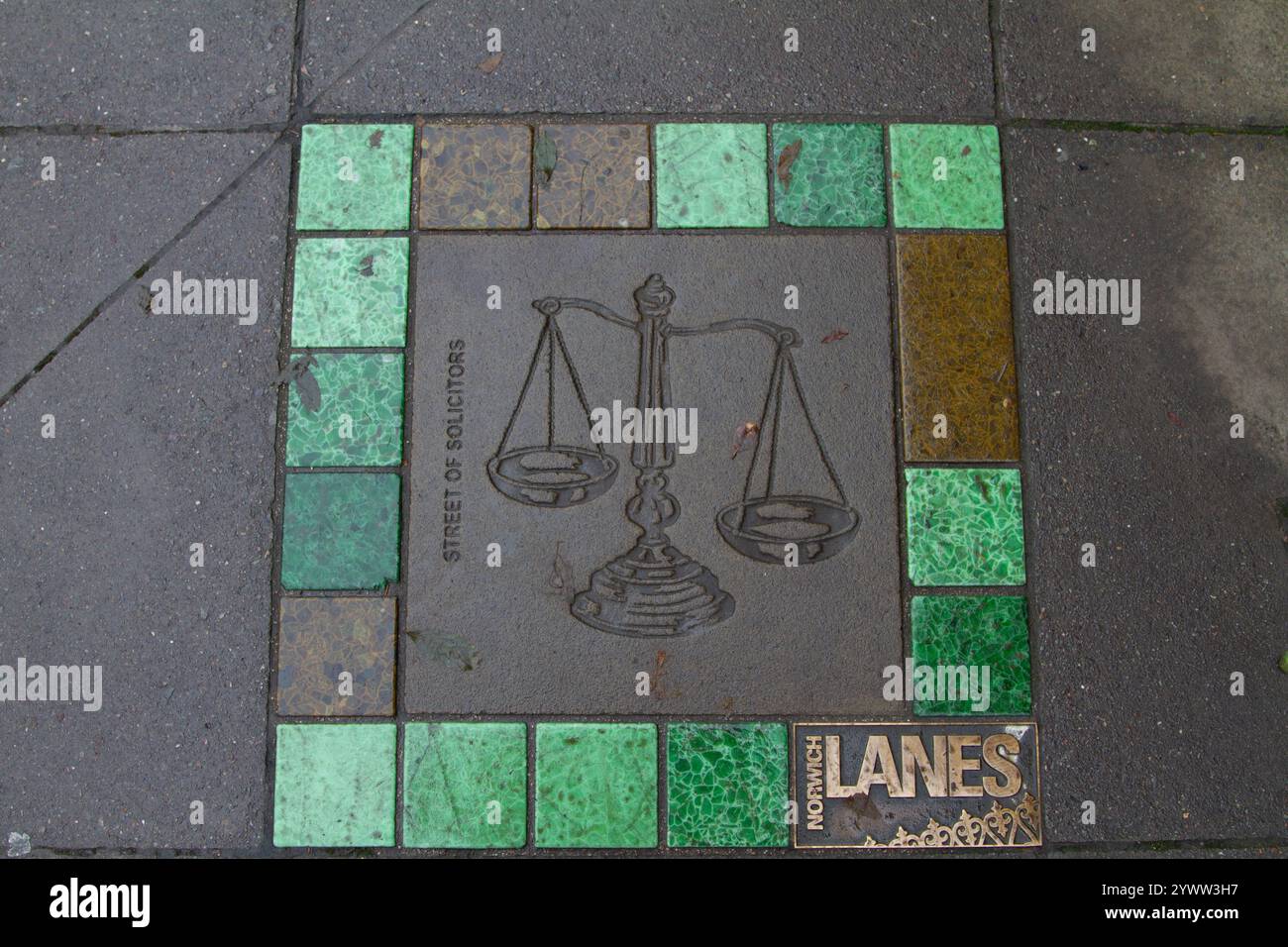 Lastra decorativa che segna l'ex "Street of Solicitors" nelle Norwich Lanes Foto Stock