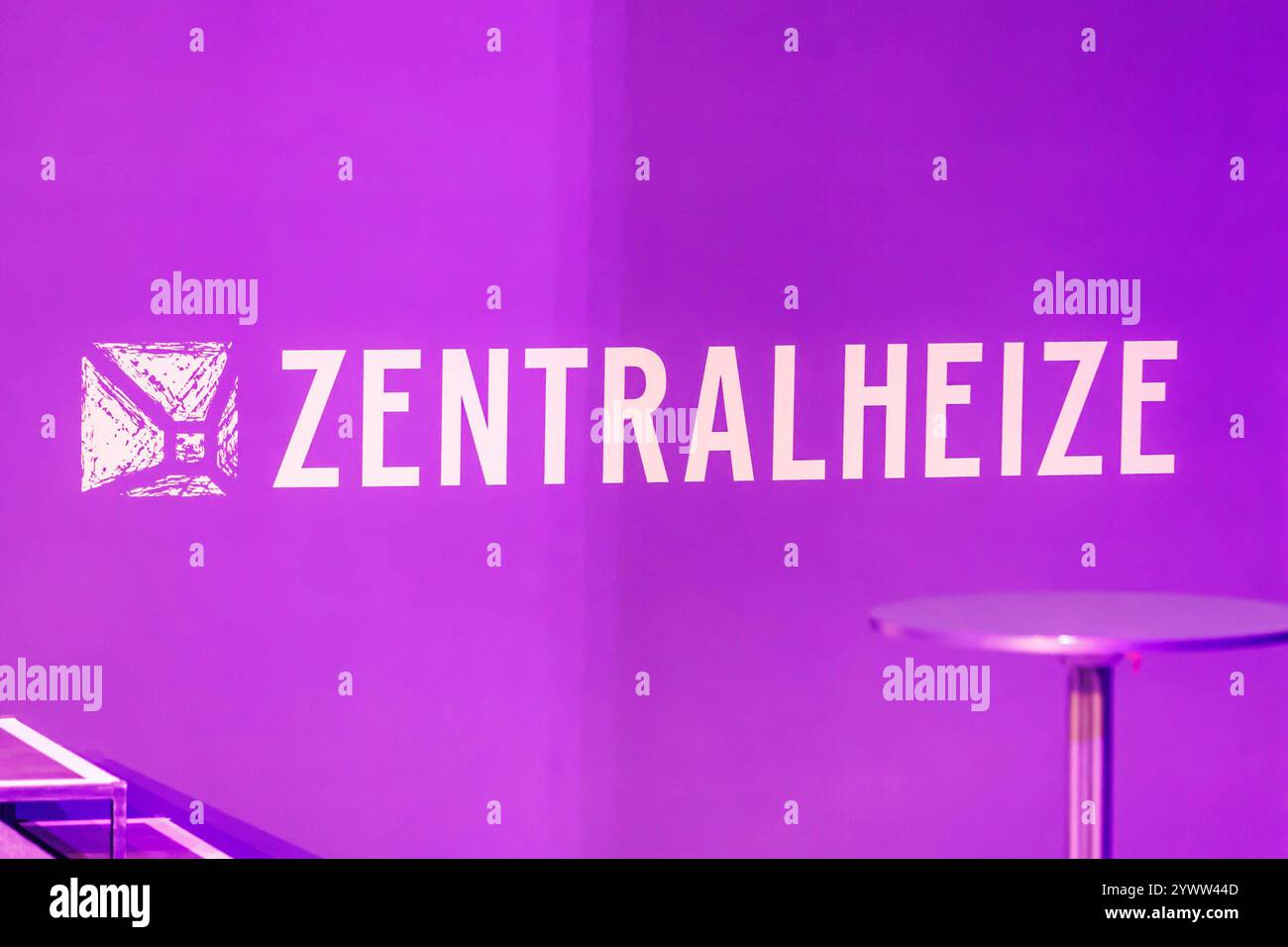 Logo des Veranstaltungsortes Zentralheize in Erfurt Symbolbild, 11.12.2024, Erfurt Deutschland, Politik, Unterzeichnung Regierungsvertrag Thüringen, Brombeer-Koalition *** Logo della sede dell'evento Zentralheize in Erfurt immagine simbolica, 11 12 2024, Erfurt Germania , politica, firma dell'accordo governativo della Turingia, coalizione Brombeer xprx Foto Stock