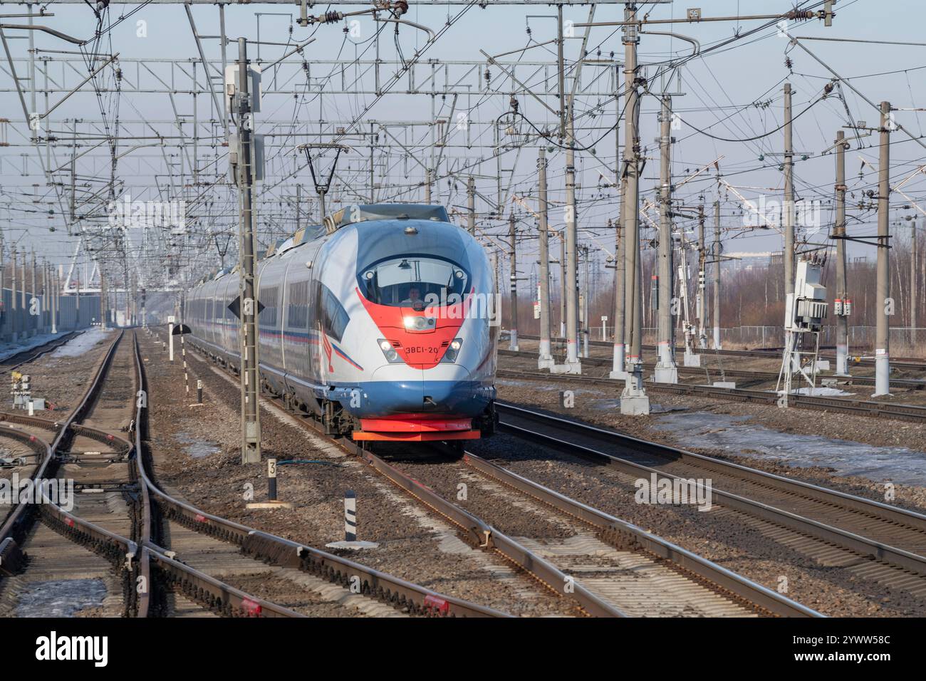 PETRO-SLAVYANKA, RUSSIA - 4 MARZO 2024: Treno elettrico ad alta velocità EVS1-20 "Sapsan" in movimento il giorno di marzo Foto Stock