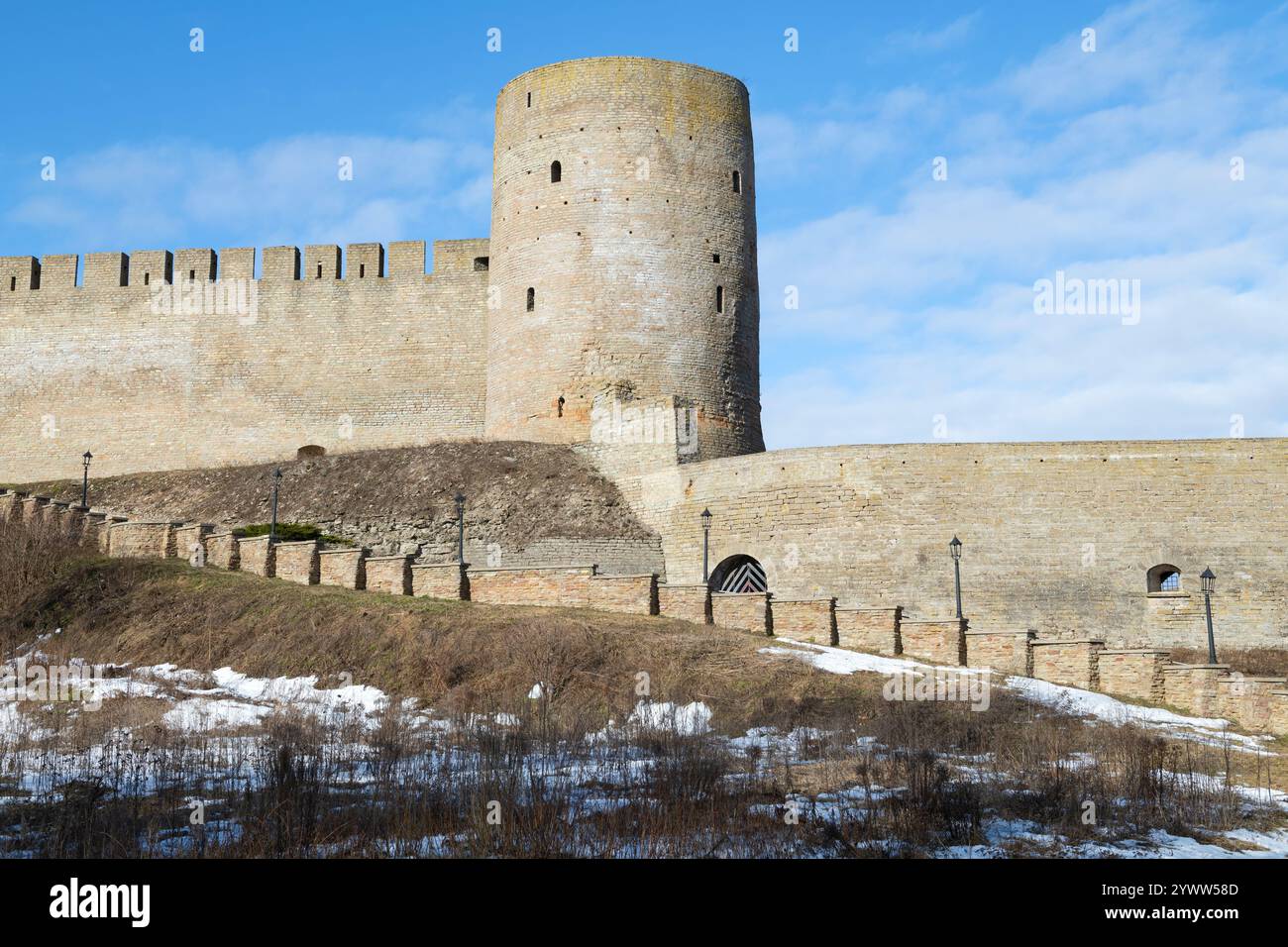 L'antica Torre dal collo lungo della Fortezza di Ivangorod in un giorno di marzo soleggiato. Ivangorod, Oblast' di Leningrado, Russia Foto Stock