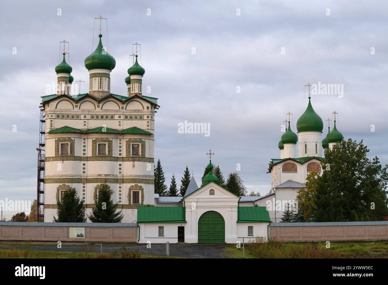 All'ingresso del vecchio monastero Nikolo-Vyazhischsky in una nuvolosa mattina di ottobre. Quartiere di Veliky Novgorod, Russia Foto Stock