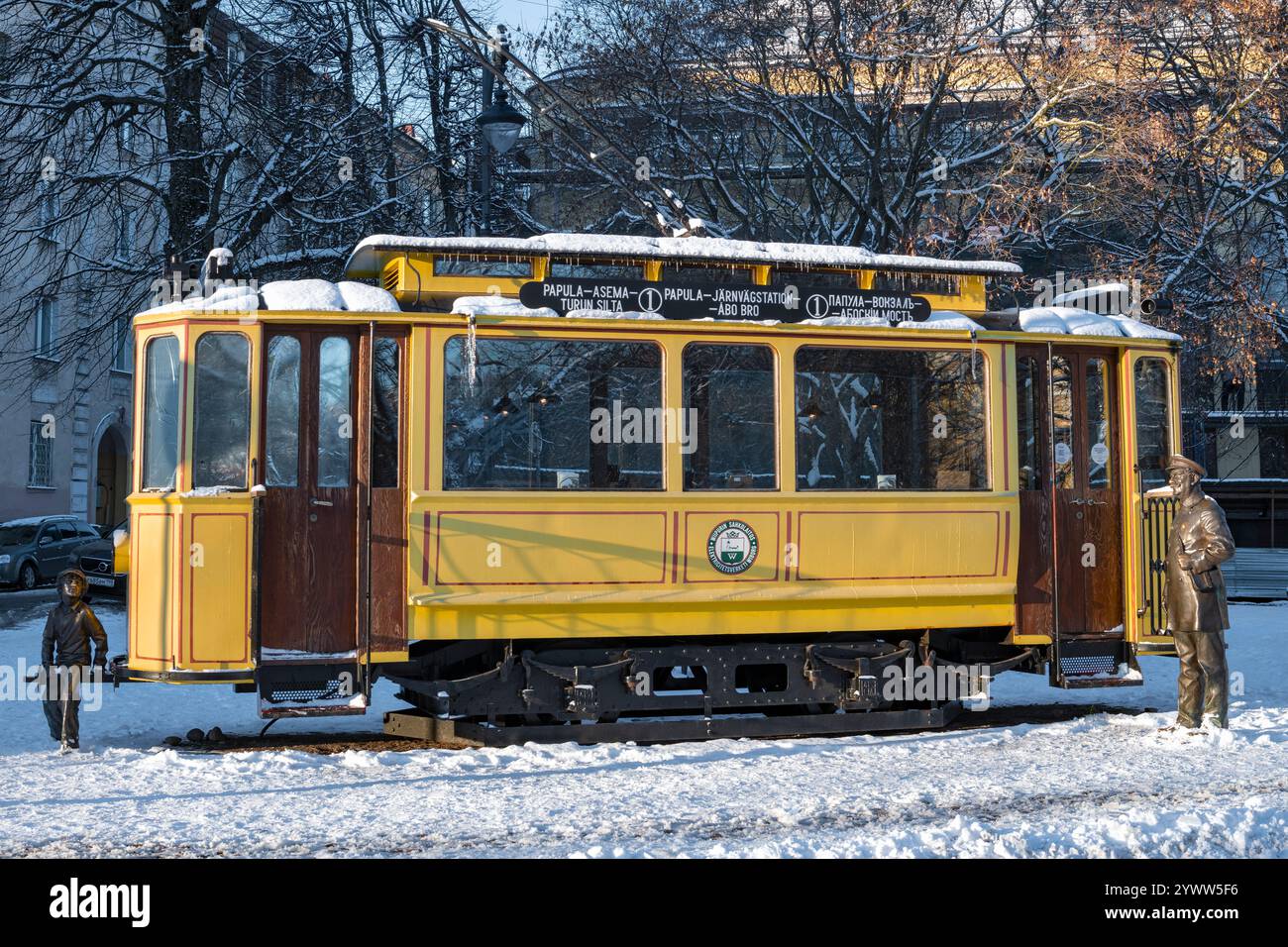 VYBORG, RUSSIA - 24 NOVEMBRE 2024: Il vecchio tram-caffè in un giorno nevoso di novembre. Attrazione turistica di Vyborg Foto Stock