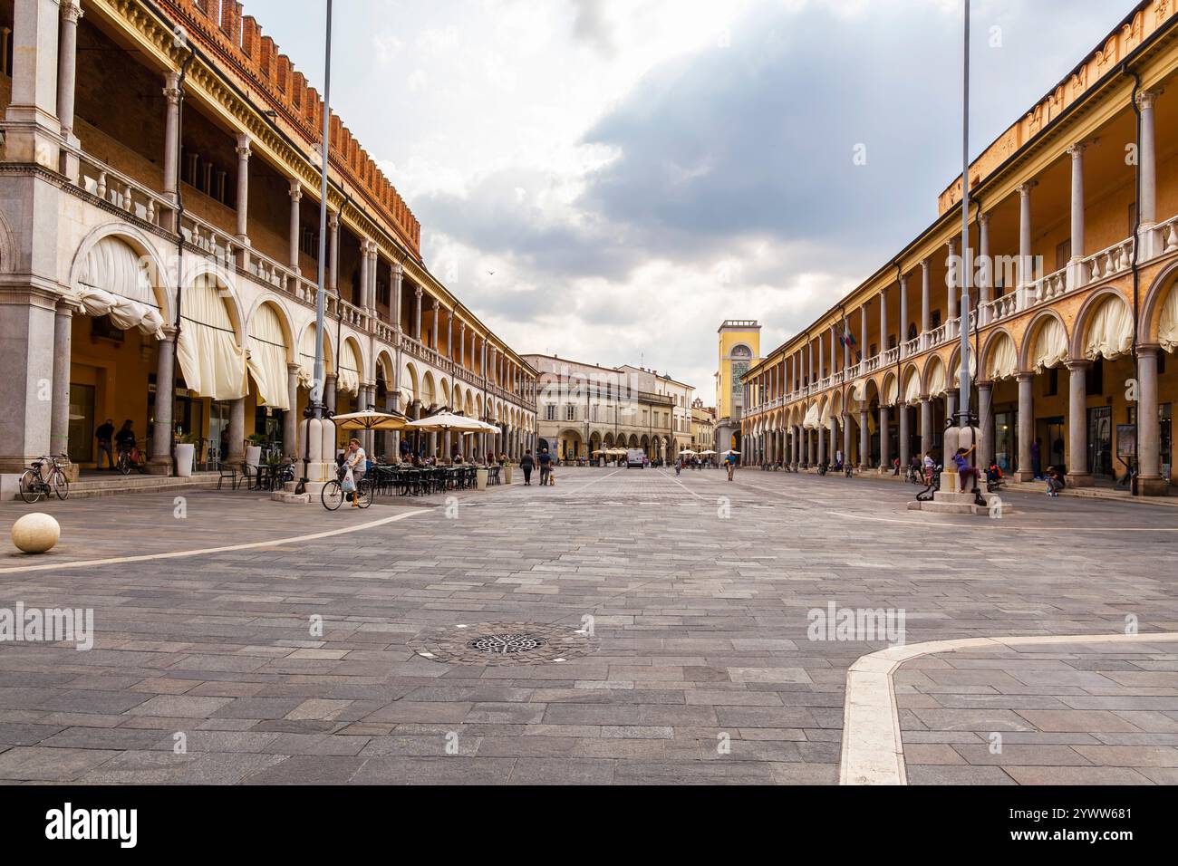 Piazza del popolo nel centro storico di Faenza, Emilia-Romagna, Italia. Faenza è sede di una storica manifattura di faience (ceramica maiolica). Foto Stock