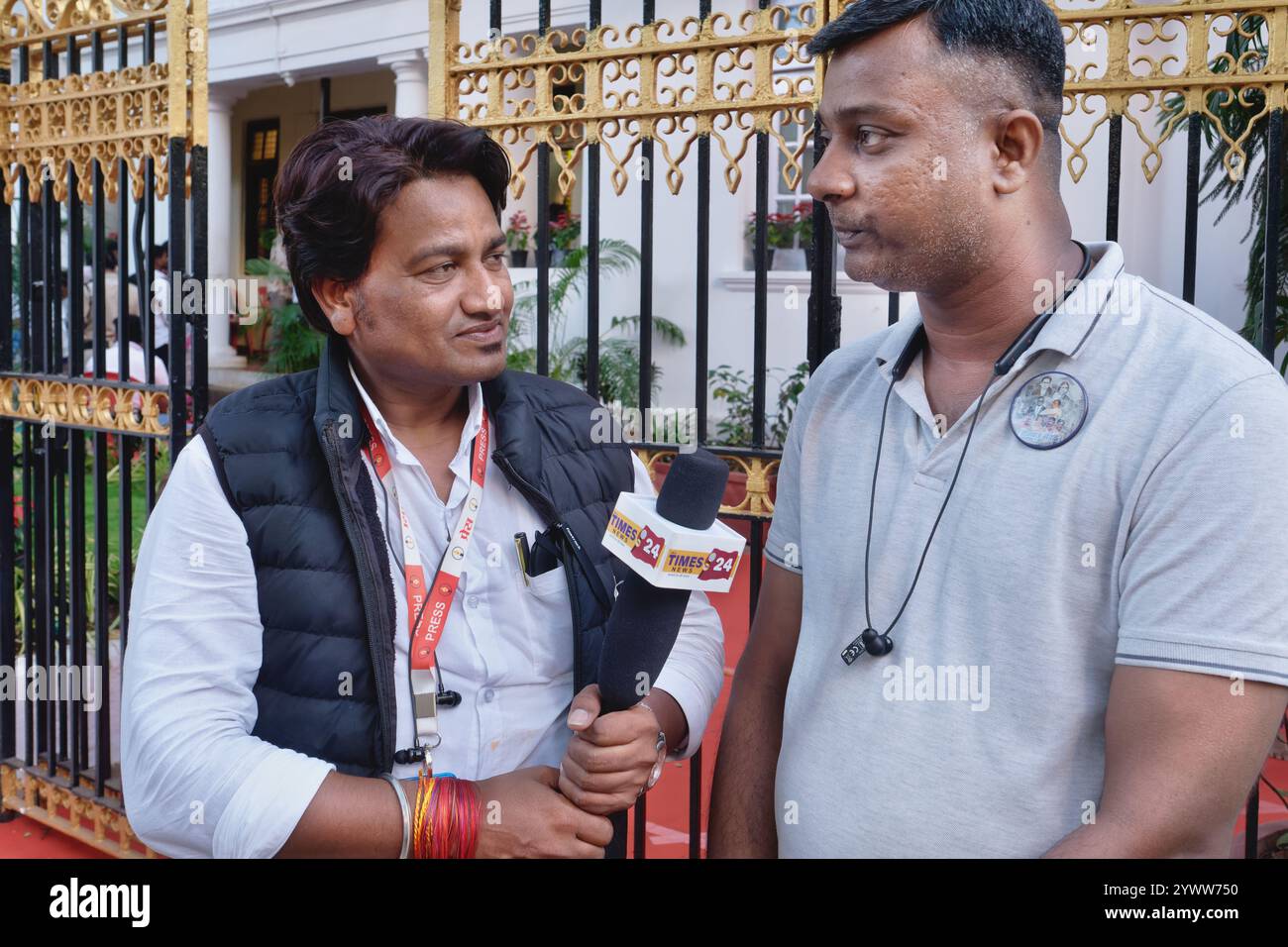 Un reporter per un canale televisivo in lingua hindi intervista un custode di Rajgruha, l'ex casa del politico B.R. Ambedkar; Dadar, Mumbai, India Foto Stock