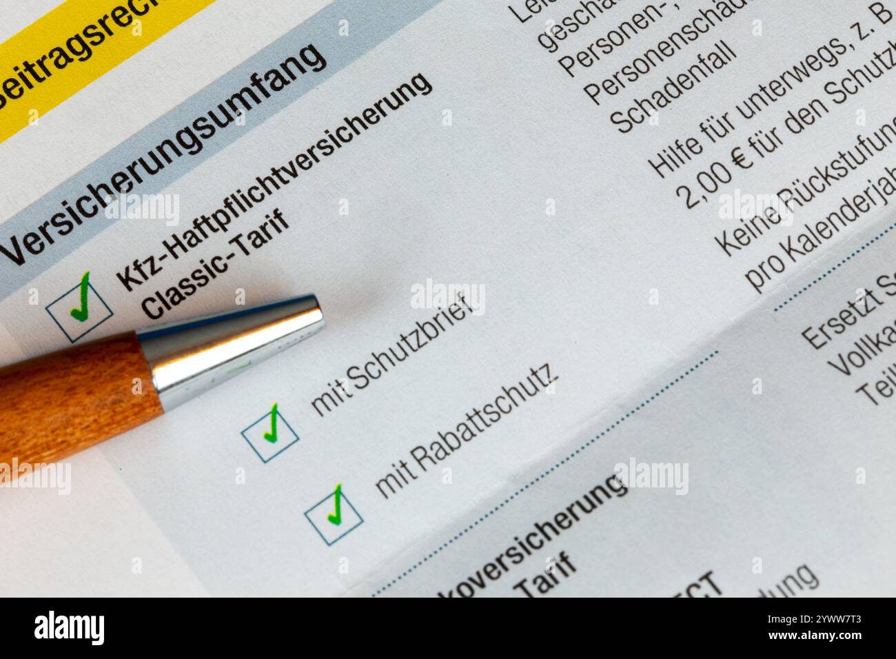 Primo piano dei documenti di assicurazione auto Foto Stock