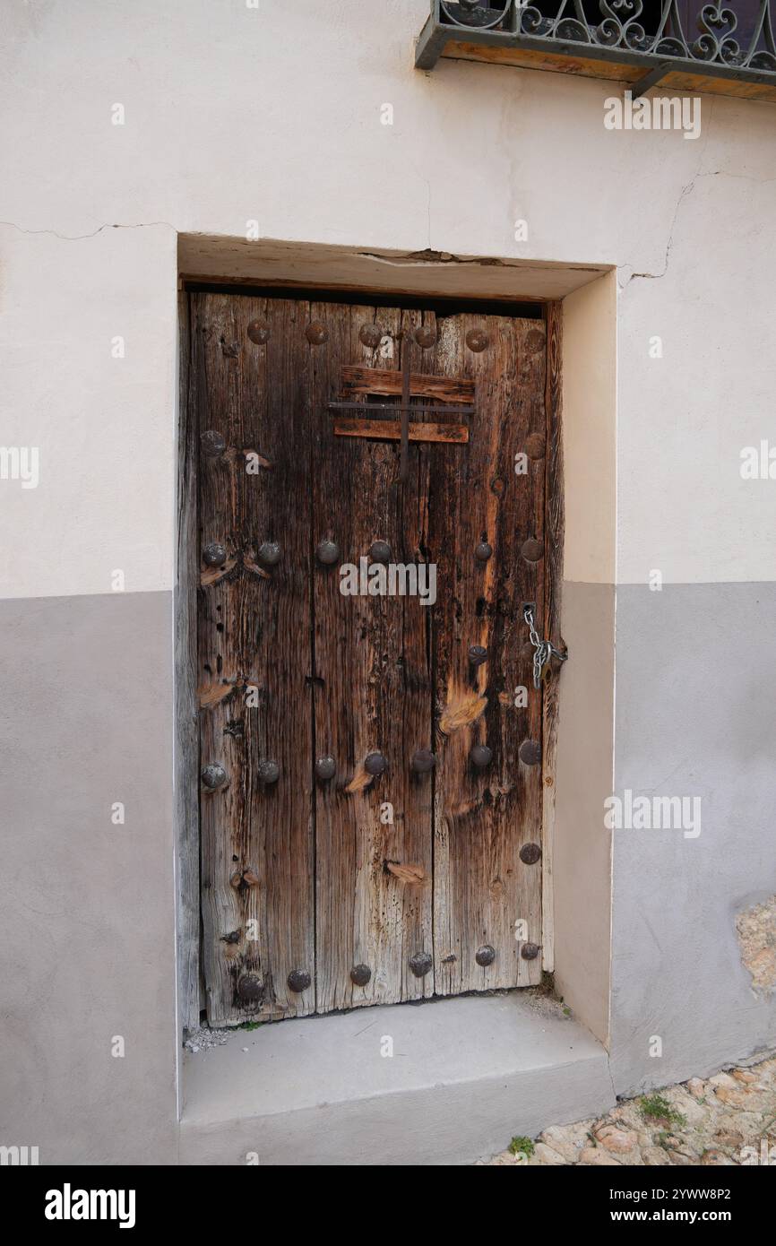 Antiche porte in legno nella vecchia città spagnola di Cuenca, Spagna, Europa. Foto Stock