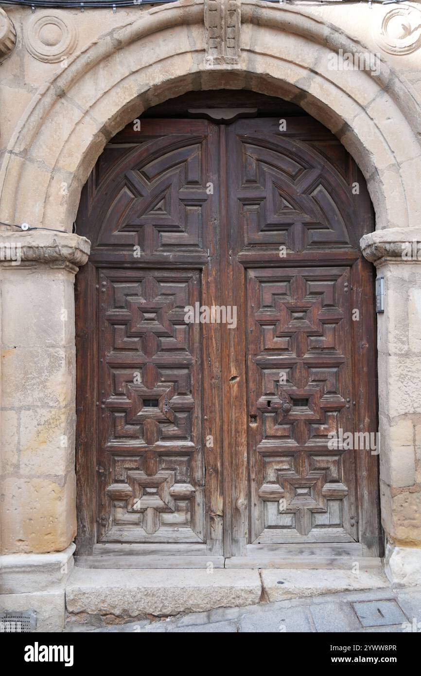 Antiche porte in legno nella vecchia città spagnola di Cuenca, Spagna, Europa. Foto Stock