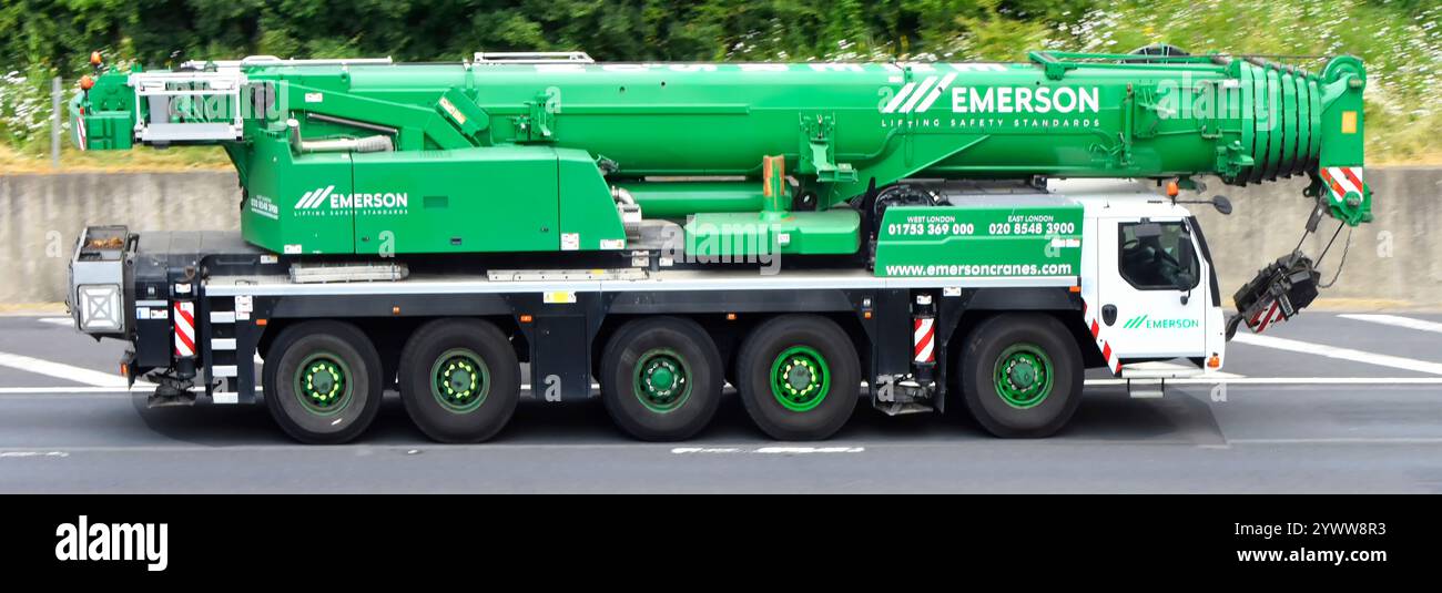Green Emerson, azienda di noleggio di attrezzature per il sollevamento di carichi pesanti gru mobile a sbraccio elevato braccio telescopico sopra il conducente in cabina durante la guida sull'autostrada M25 Inghilterra Regno Unito Foto Stock Green Emerson, azienda di noleggio di attrezzature per il sollevamento di carichi pesanti gru mobile a sbraccio elevato braccio telescopico sopra il conducente in cabina durante la guida sull'autostrada M25 Inghilterra Regno Unito Foto Stock