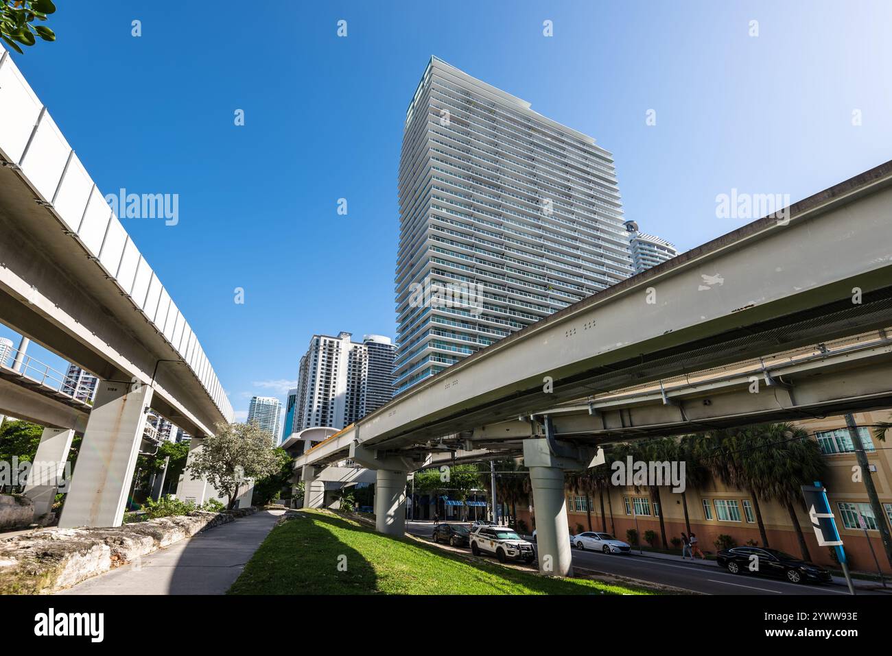 Miami, FL, USA - 29 marzo 2024: Edifici contemporanei e linea Metromover a Miami, Florida, USA. Foto Stock