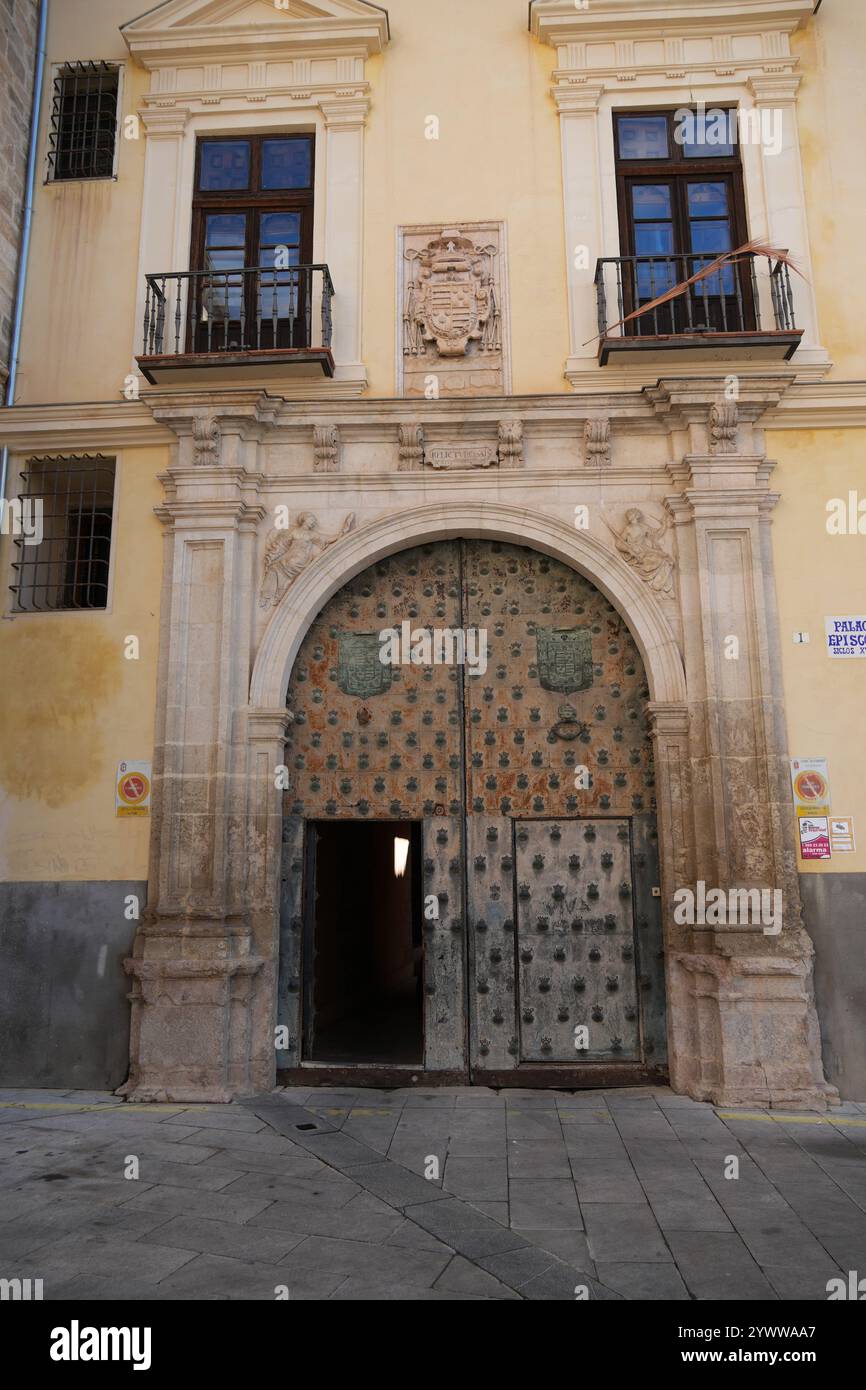 Antiche porte in legno nella vecchia città spagnola di Cuenca, Spagna, Europa. Foto Stock