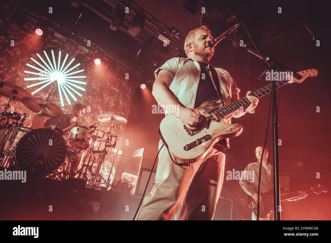 Newcastle, Regno Unito - 12 dicembre 2024: Everything Everything si esibisce alla NX di Newcastle upon Tyne come parte del loro tour Mountainhead. Crediti fotografici: Thomas Jackson/Alamy Live News Foto Stock