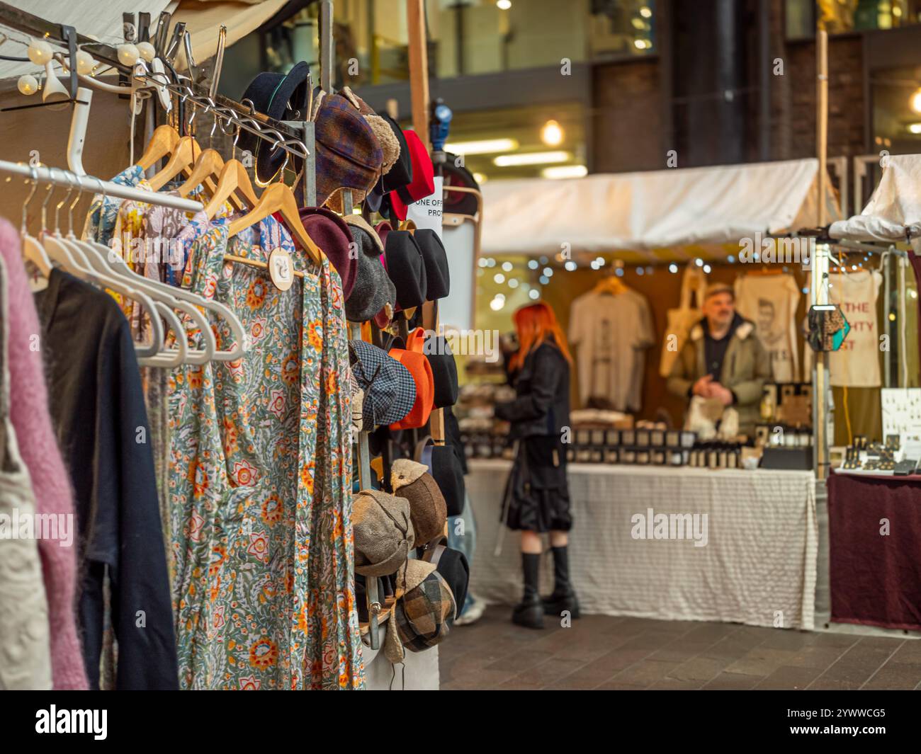 Chiosco di vestiti e cappelli al Canopy Market di King's Cross, Londra. Foto Stock
