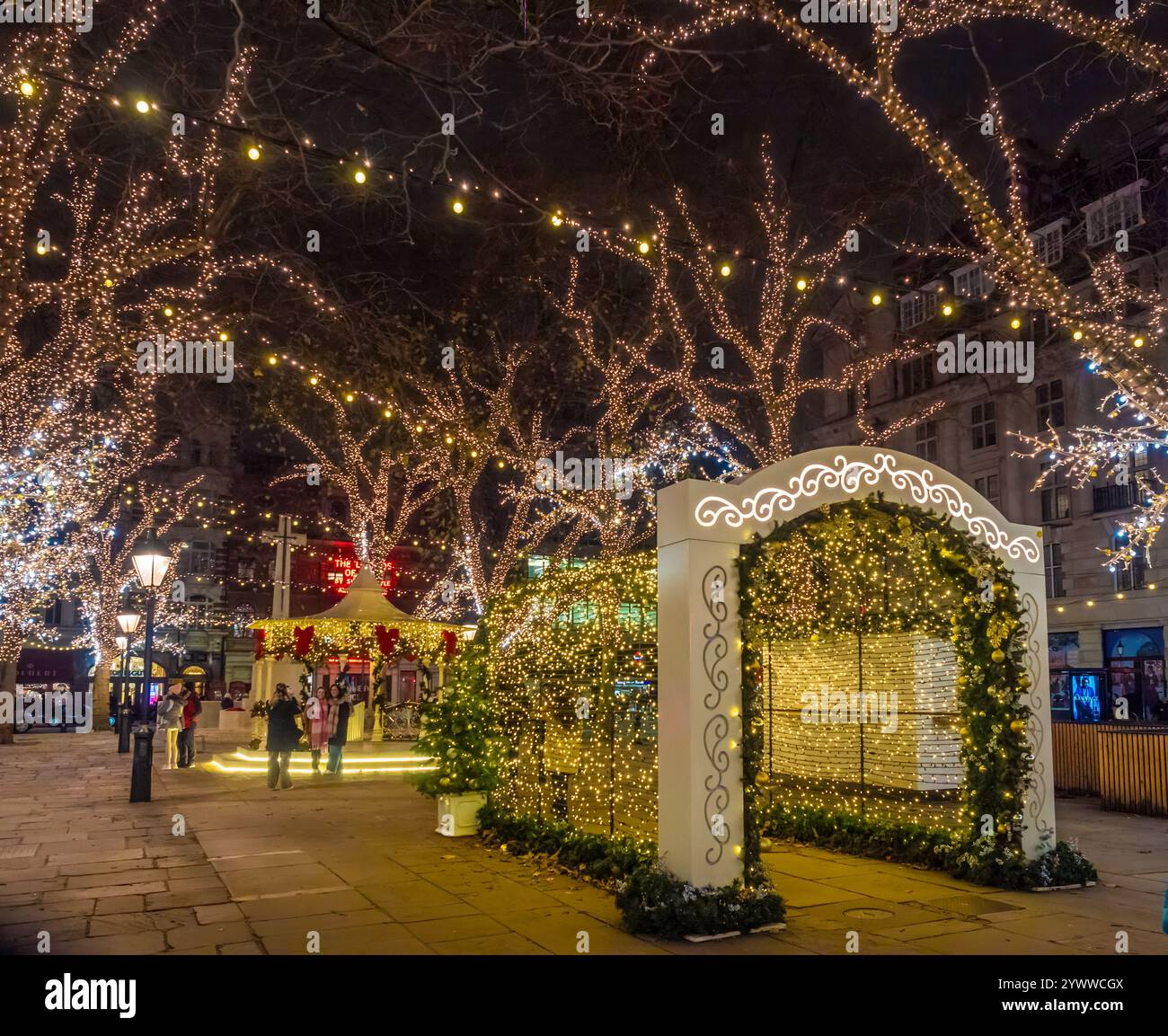 Arco fotografico situato in Piazza Sloane visto di notte con le sue luci natalizie. Londra. Foto Stock