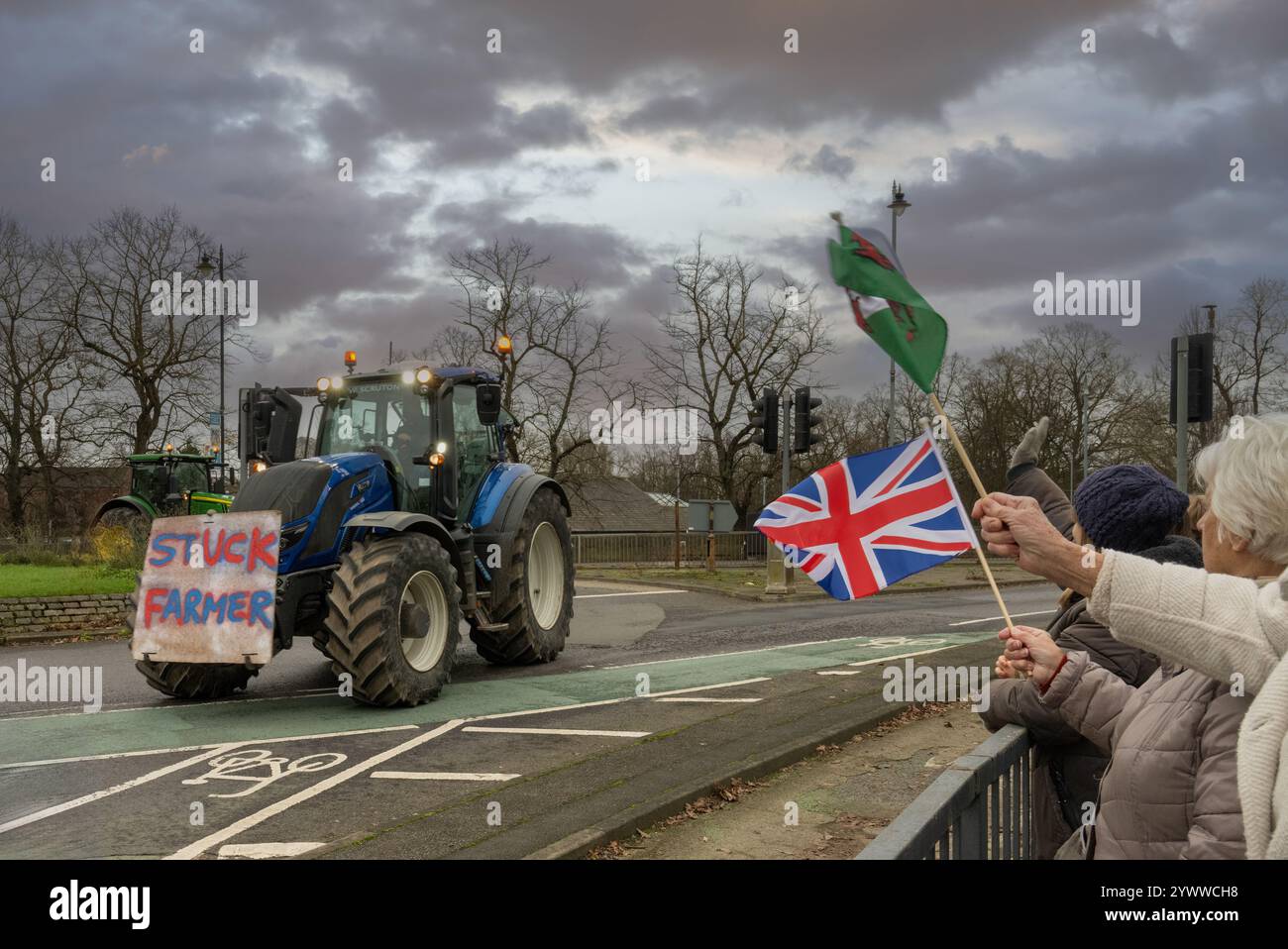 I sostenitori ondeggiano le bandiere mentre i trattori sfilano a York, dando voce alle preoccupazioni per i nuovi cambiamenti fiscali governativi che colpiscono gli agricoltori. Foto Stock