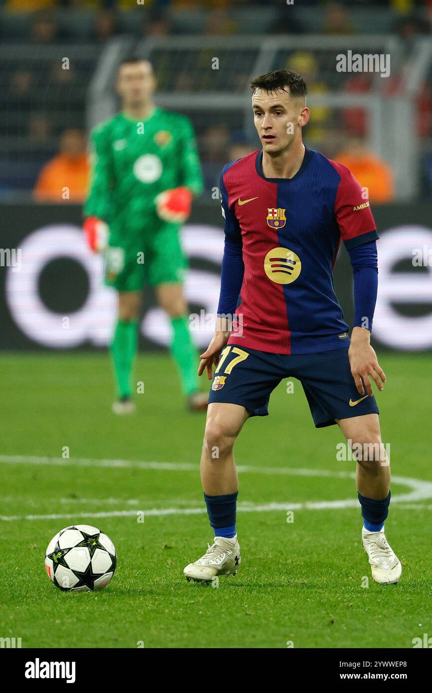 Champions League (24/25), Spieltag 5: Borussia Dortmund - FC Barcelona, BVB Stadion Dortmund, Marc Casado (FC Barcelona) in Aktion, AM Ball,/DFB/DFL PROIBISCONO QUALSIASI USO DI FOTOGRAFIE COME SEQUENZE DI IMMAGINI E/O QUASI-VIDEO. Foto Stock