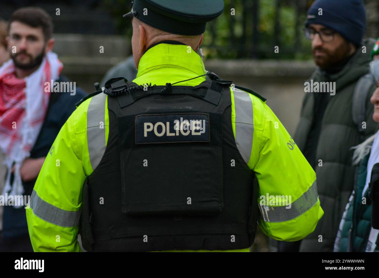 Belfast, Regno Unito 12/12/2024 la polizia monitora una protesta al di fuori della corte dei magistrati di Belfast da parte di gruppi tra cui BDS Belfast e QUB Palestine Assembly. Le proteste al di fuori del tribunale dei magistrati di Belfast, mentre tre studenti della Queens University sono accusati di una protesta di solidarietà palestinese al di fuori dell'università a novembre Belfast Irlanda del Nord Credit:HeadlineX/Alamy Live News Foto Stock