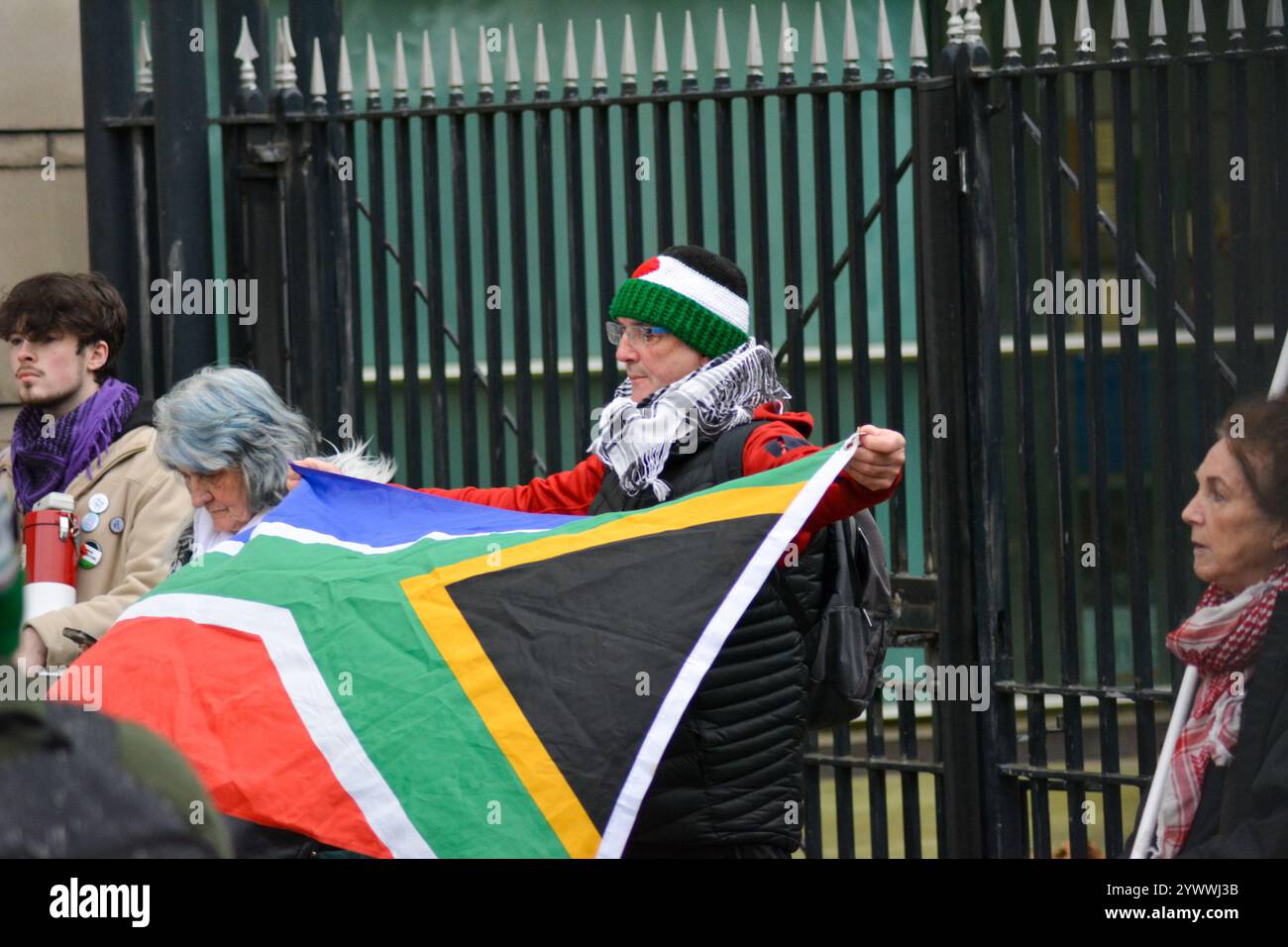 Belfast, Regno Unito 12/12/2024 proteste al di fuori della corte dei magistrati di Belfast mentre tre studenti della Queens University affrontano accuse in relazione a una protesta di solidarietà palestinese al di fuori dell'università a novembre Belfast Irlanda del Nord Credit:HeadlineX/Alamy Live News Foto Stock