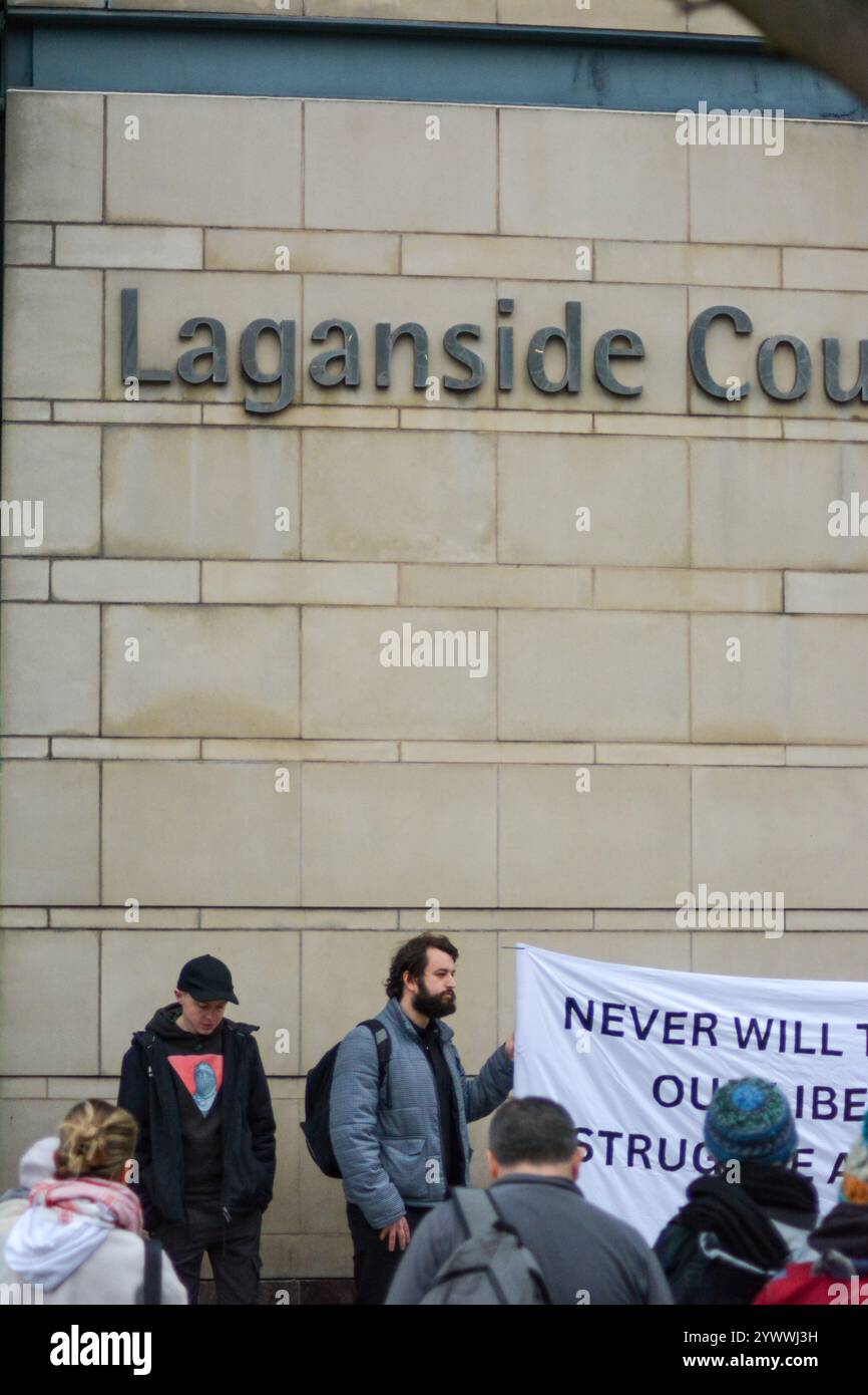 Belfast, Regno Unito 12/12/2024 proteste al di fuori della corte dei magistrati di Belfast mentre tre studenti della Queens University affrontano accuse in relazione a una protesta di solidarietà palestinese al di fuori dell'università a novembre Belfast Irlanda del Nord Credit:HeadlineX/Alamy Live News Foto Stock