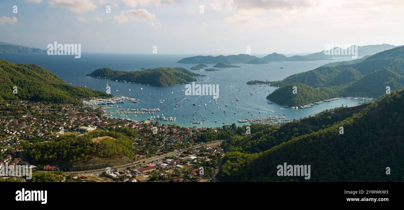 Una vista in cima alla collina della città di Gocek. Gocek è una destinazione turistica famosa per il suo porto turistico sulla costa mediterranea. Fethiye, Mugla, Turchia Foto Stock