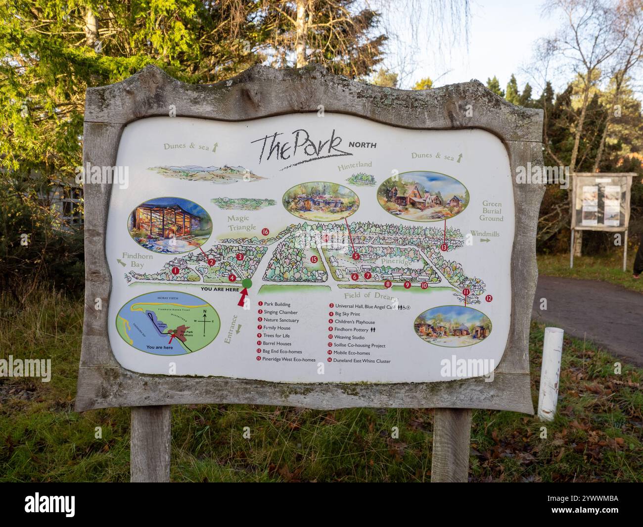 Un cartello alla Findhorn Foundation, una comunità ecologica a Findhorn, Moray, Scozia, Regno Unito. Foto Stock