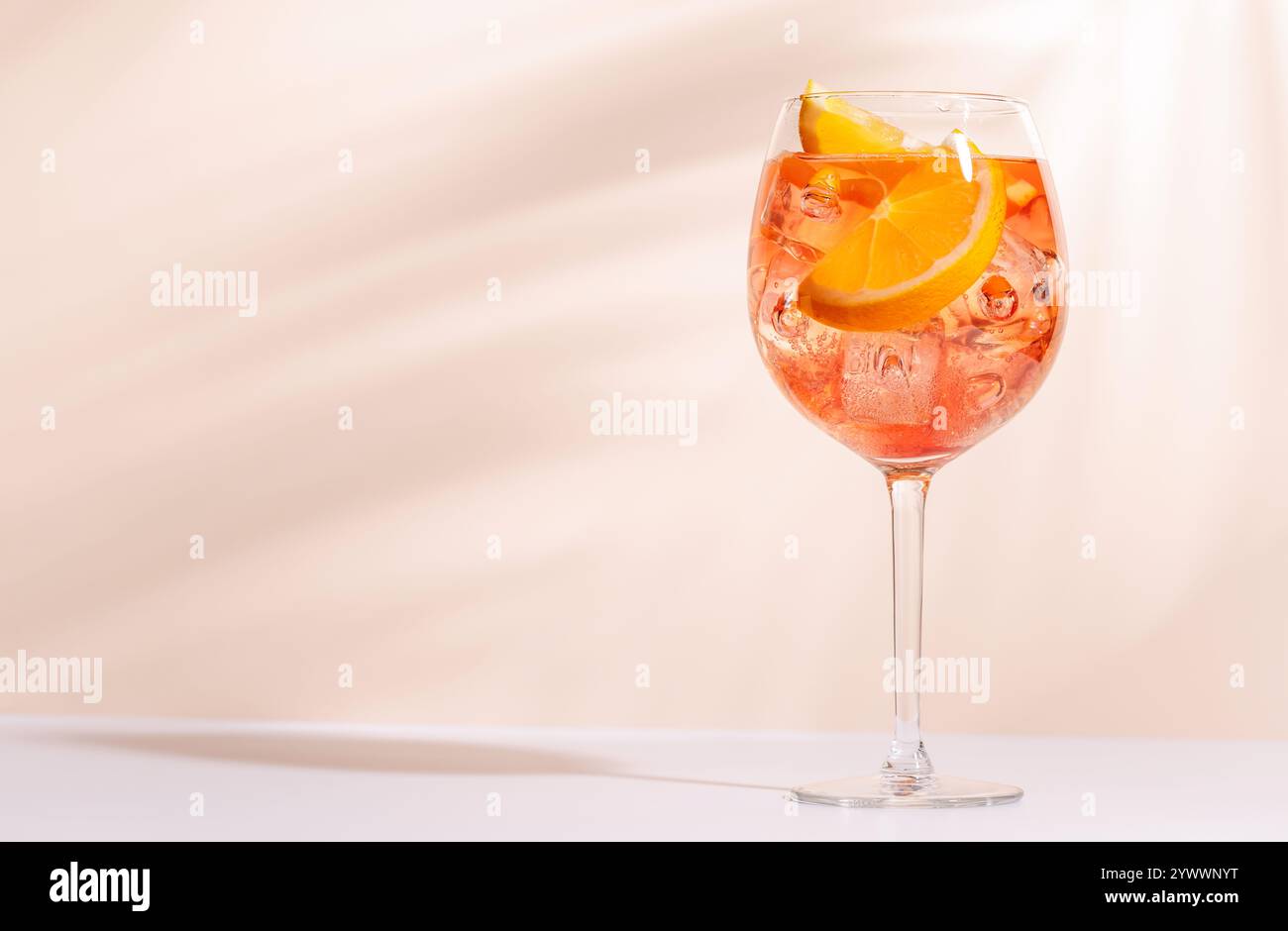 Un vivace spettacolo di cocktail Aperol Spritz su uno sfondo luminoso. Una rinfrescante e colorata celebrazione della mixologia Foto Stock