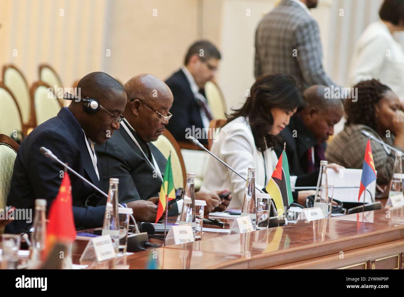 San Pietroburgo, Russia. 12 dicembre 2024. Partecipanti e relatori durante la V Conferenza scientifica e pratica internazionale sulla lotta alle malattie infettive, a San Pietroburgo, presso la Biblioteca presidenziale intitolata a B. N. Eltsin a San Pietroburgo. (Foto di Maksim Konstantinov/SOPA Images/Sipa USA) credito: SIPA USA/Alamy Live News Foto Stock