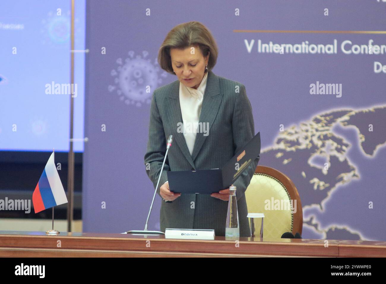 San Pietroburgo, Russia. 12 dicembre 2024. Anna Popova, Capo medico sanitario di Stato della Federazione Russa, Capo di Rospotrebnadzor, interviene durante la V Conferenza scientifica e pratica internazionale sulla lotta alle malattie infettive, a San Pietroburgo, presso la Biblioteca Presidenziale intitolata a B. N. Eltsin a San Pietroburgo. (Foto di Maksim Konstantinov/SOPA Images/Sipa USA) credito: SIPA USA/Alamy Live News Foto Stock