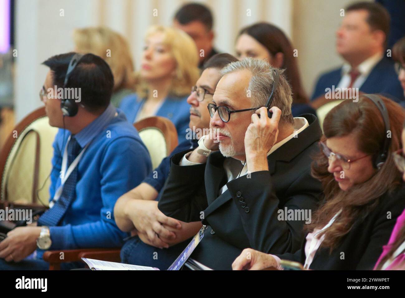 San Pietroburgo, Russia. 12 dicembre 2024. Partecipanti e relatori durante la V Conferenza scientifica e pratica internazionale sulla lotta alle malattie infettive, a San Pietroburgo, presso la Biblioteca presidenziale intitolata a B. N. Eltsin a San Pietroburgo. (Foto di Maksim Konstantinov/SOPA Images/Sipa USA) credito: SIPA USA/Alamy Live News Foto Stock