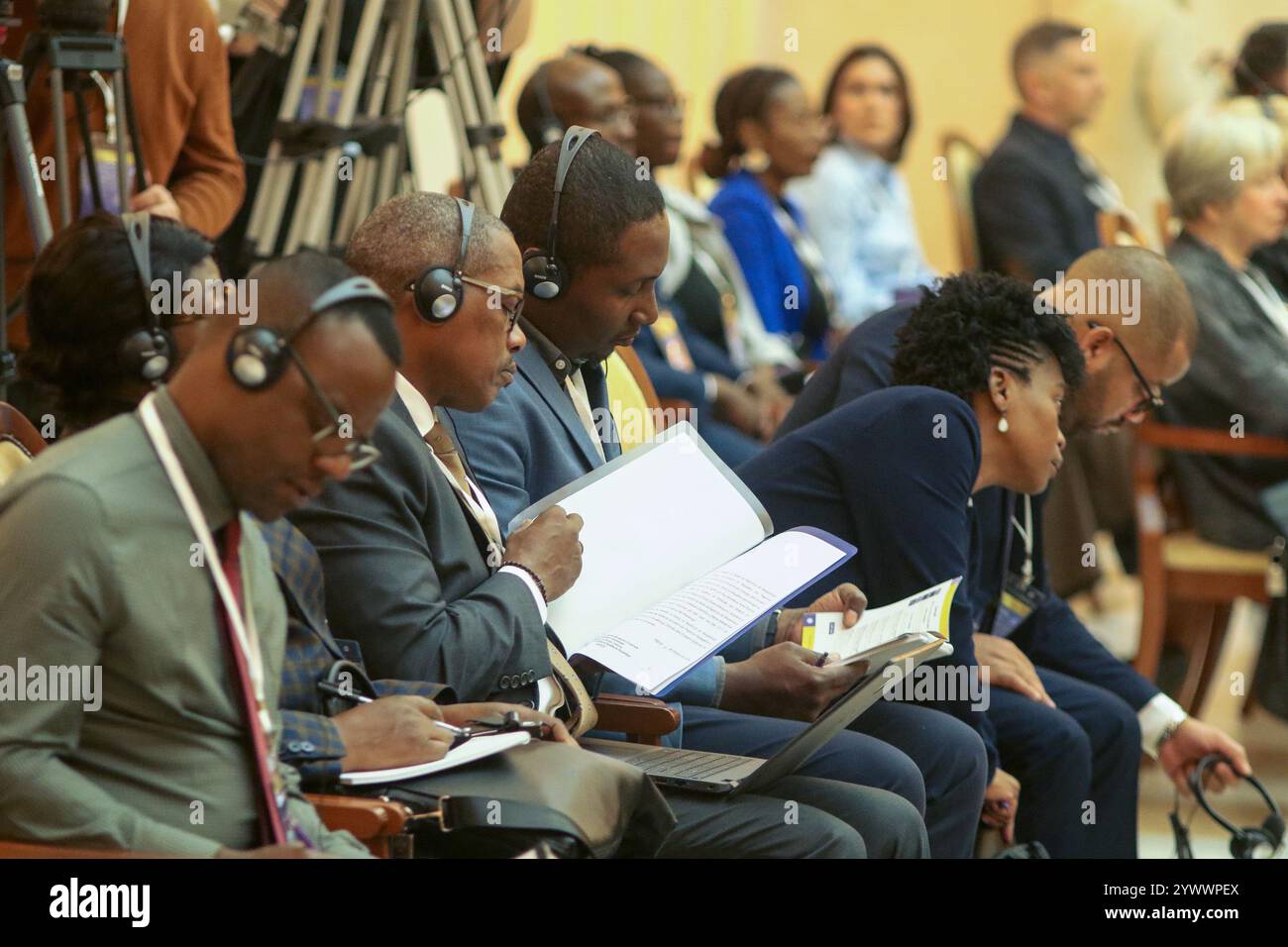 San Pietroburgo, Russia. 12 dicembre 2024. Partecipanti e relatori durante la V Conferenza scientifica e pratica internazionale sulla lotta alle malattie infettive, a San Pietroburgo, presso la Biblioteca presidenziale intitolata a B. N. Eltsin a San Pietroburgo. (Foto di Maksim Konstantinov/SOPA Images/Sipa USA) credito: SIPA USA/Alamy Live News Foto Stock