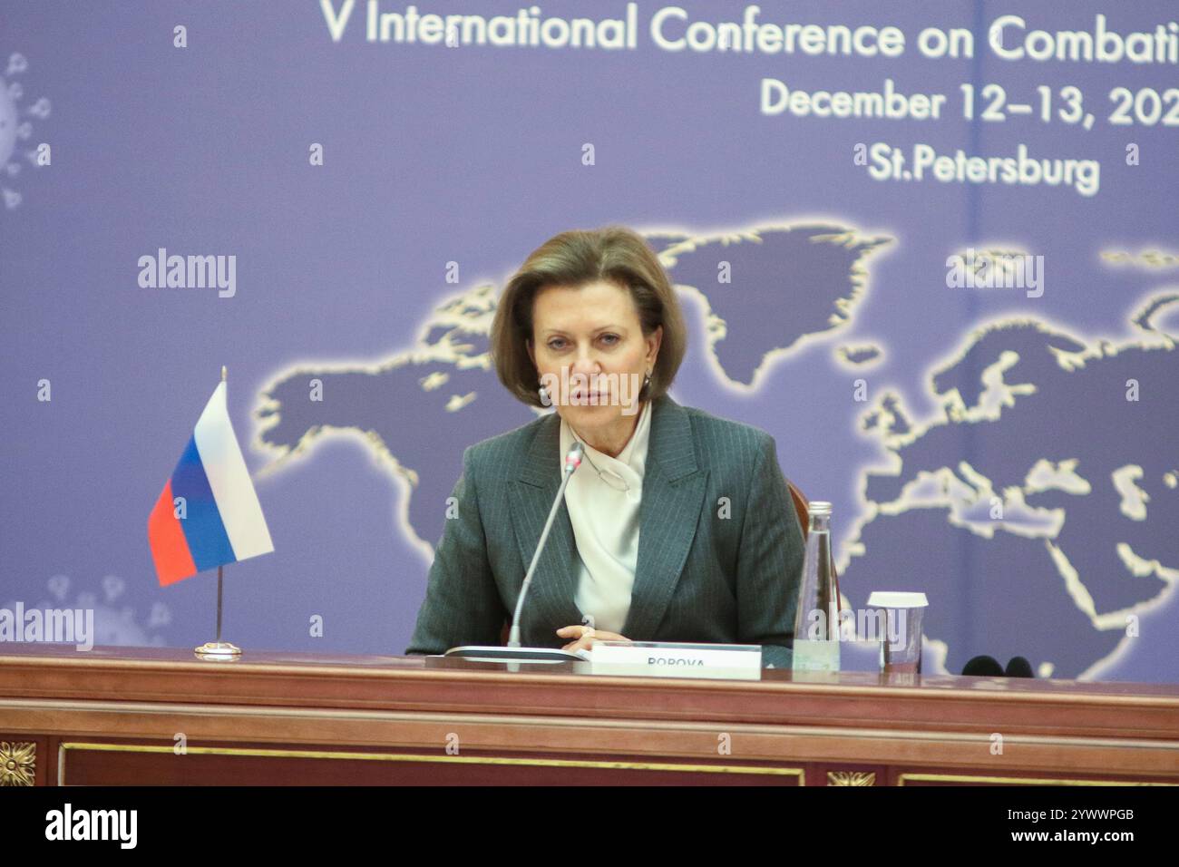 San Pietroburgo, Russia. 12 dicembre 2024. Anna Popova, Capo medico sanitario di Stato della Federazione Russa, Capo di Rospotrebnadzor, interviene durante la V Conferenza scientifica e pratica internazionale sulla lotta alle malattie infettive, a San Pietroburgo, presso la Biblioteca Presidenziale intitolata a B. N. Eltsin a San Pietroburgo. Credito: SOPA Images Limited/Alamy Live News Foto Stock