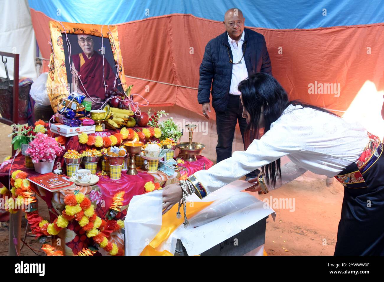 Bikaner, India. 10 dicembre 2024. I rifugiati tibetani rendono omaggio al XIV Dalai Lama Tenzin Gyatso, che ha ricevuto il Premio Nobel per la pace nel 1989, in occasione della giornata dei diritti umani. (Foto di Dinesh Gupta/Pacific Press) credito: Pacific Press Media Production Corp./Alamy Live News Foto Stock