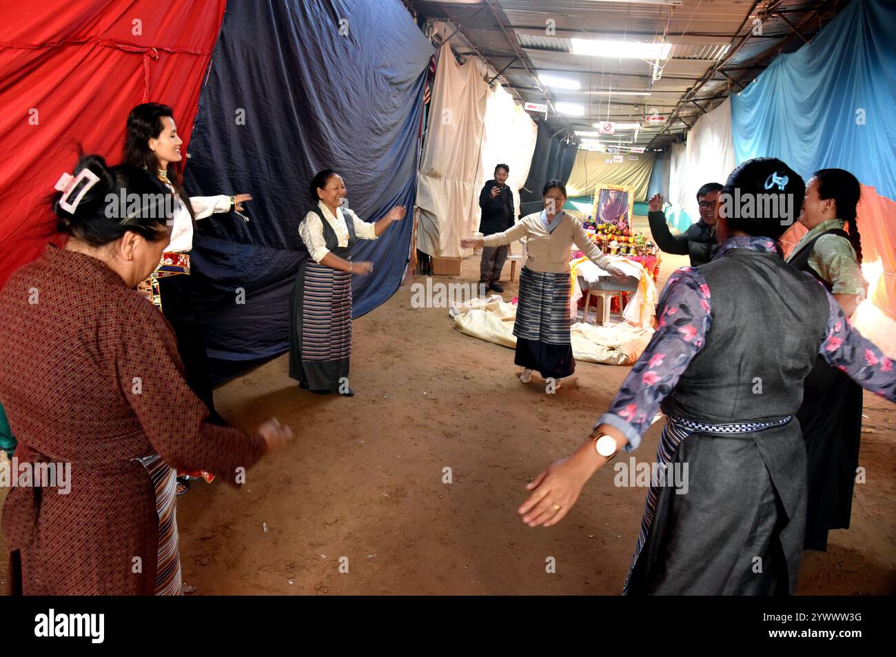 Bikaner, India. 10 dicembre 2024. I rifugiati tibetani rendono omaggio al XIV Dalai Lama Tenzin Gyatso, che ha ricevuto il Premio Nobel per la pace nel 1989, in occasione della giornata dei diritti umani. (Foto di Dinesh Gupta/Pacific Press) credito: Pacific Press Media Production Corp./Alamy Live News Foto Stock