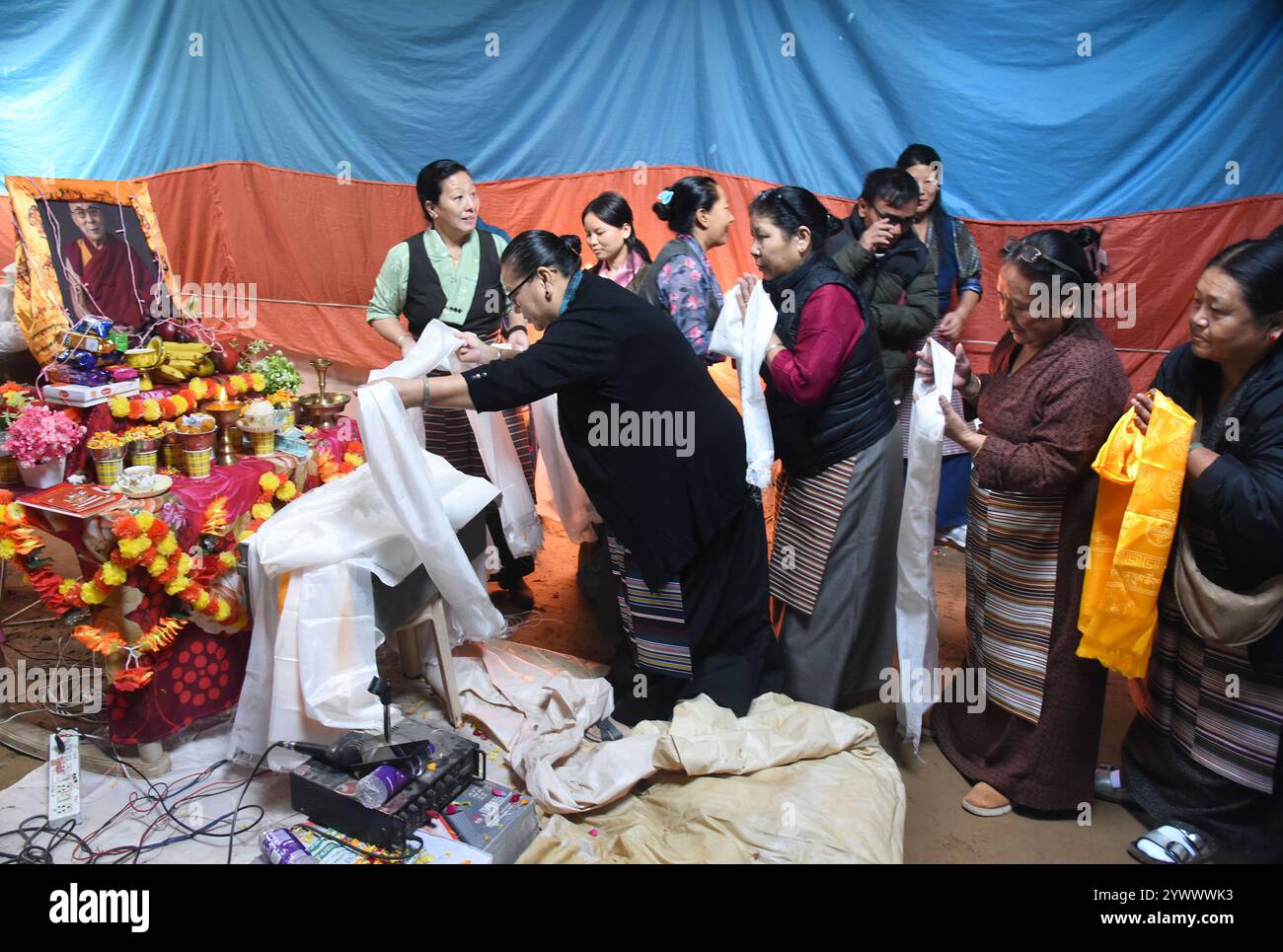 Bikaner, Rajasthan, India. 10 dicembre 2024. I rifugiati tibetani rendono omaggio al XIV Dalai Lama Tenzin Gyatso, che ha ricevuto il Premio Nobel per la pace nel 1989, in occasione della giornata dei diritti umani. (Credit Image: © Dinesh Gupta/Pacific Press via ZUMA Press Wire) SOLO PER USO EDITORIALE! Non per USO commerciale! Foto Stock