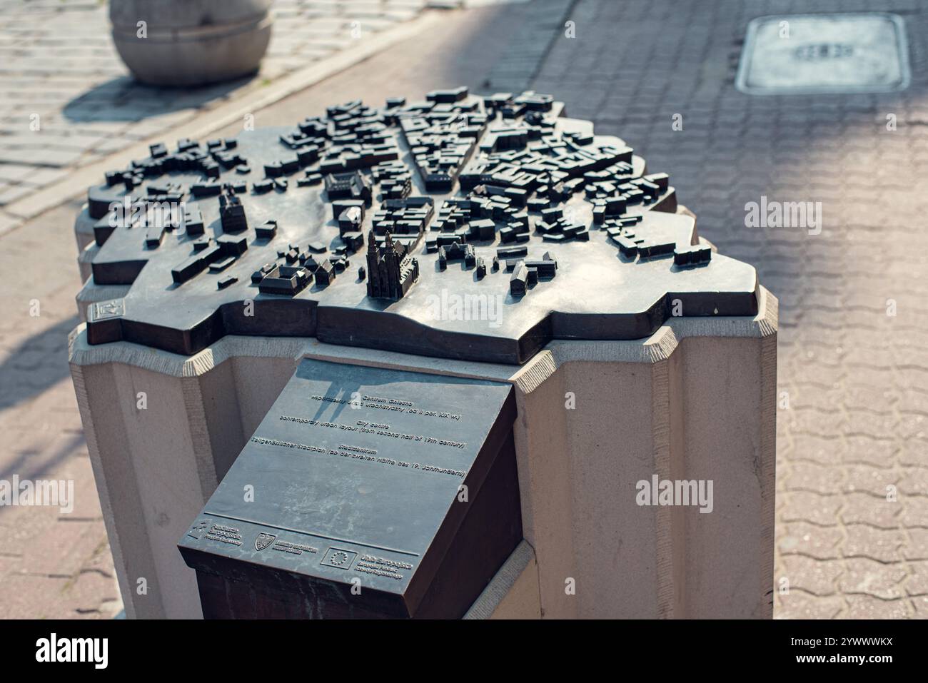 Un monumento in bronzo raffigurante un piano di Gniezno, la prima capitale storica della Polonia, che mostra il suo ricco patrimonio culturale Foto Stock