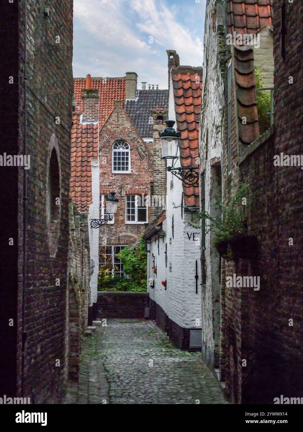 Pittoresche case pittoresche in stradine acciottolate strette, Bruges, Belgio Foto Stock