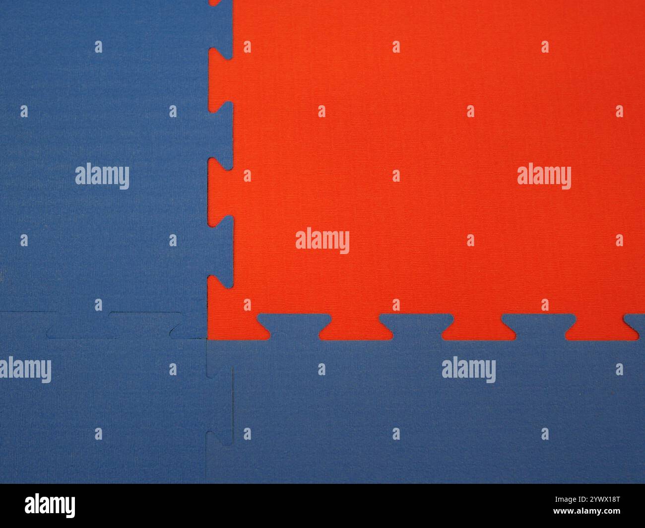 Tappetino per arti marziali tatami in rosso e blu, perfetto come texture o sfondo per progetti sportivi e di arti marziali.struttura completa. Foto Stock