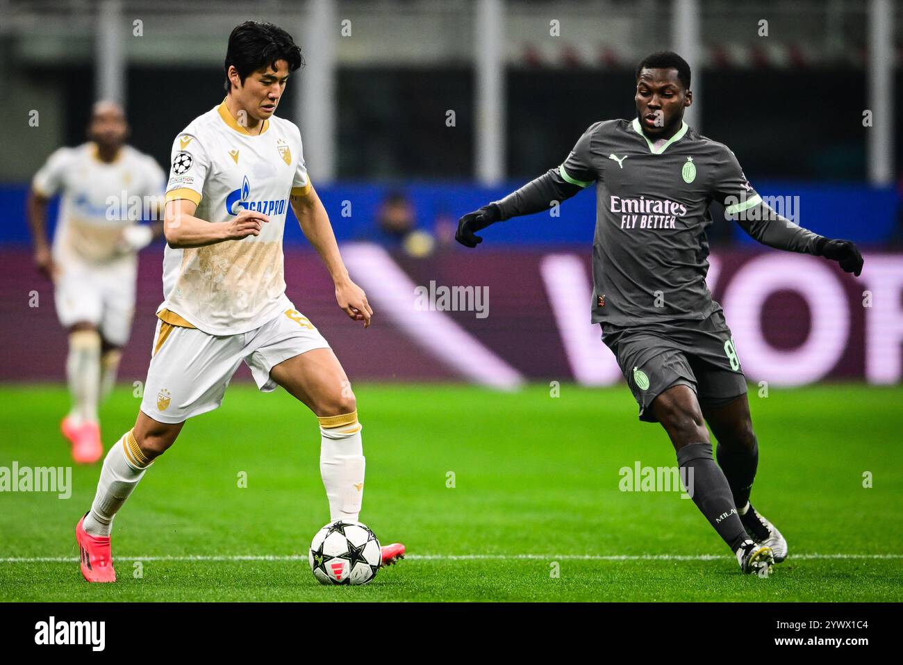 Milano, Italia, Italia. 11 dicembre 2024. Young-Woo SEOL di Crvena Zvezda e Yunus MUSAH del Milan durante la partita di UEFA Champions League, League Phase MD6 tra AC Milan e Crvena Zvezda allo Stadio San Siro l'11 dicembre 2024 a Milano. (Credit Image: © Matthieu Mirville/ZUMA Press Wire) SOLO PER USO EDITORIALE! Non per USO commerciale! Foto Stock