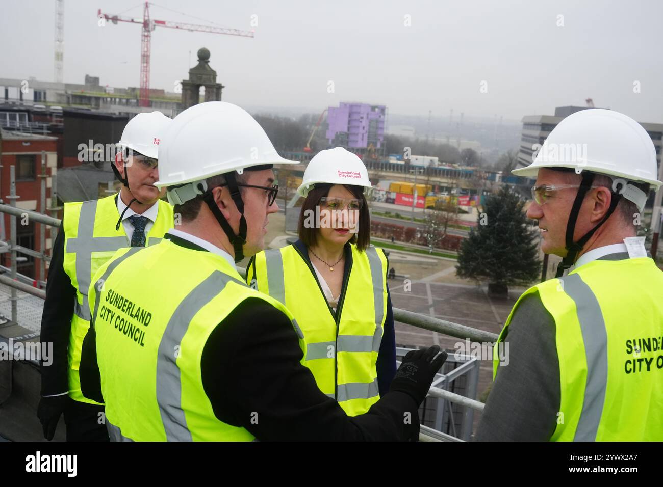 La Cancelliera dello Scacchiere Rachel Reeves durante una visita al municipio di Sunderland e alla Casa della Cultura per scoprire come la tecnologia viene utilizzata per rendere i servizi pubblici più efficienti, migliorando l'esperienza degli individui e risparmiando loro tempo. Data foto: Giovedì 12 dicembre 2024. Foto Stock
