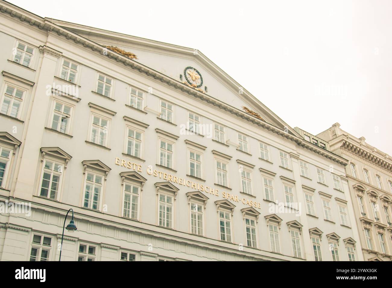 Vienna, Austria - 12 maggio 2019: Facciata con logo della Erste Bank è una banca austriaca con sede a Vienna. La più antica banca del gruppo finanziario Erste Foto Stock