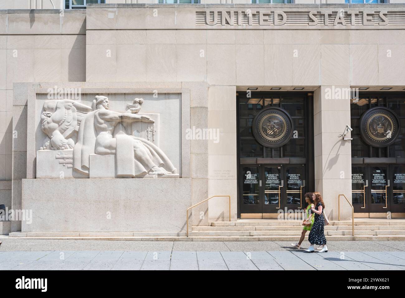 Vista dell'ingresso al tribunale federale Robert NC Nix e all'edificio degli archivi nazionali in Chestnut Street, nel centro di Philadelphia, Pennsylvania, Stati Uniti Foto Stock