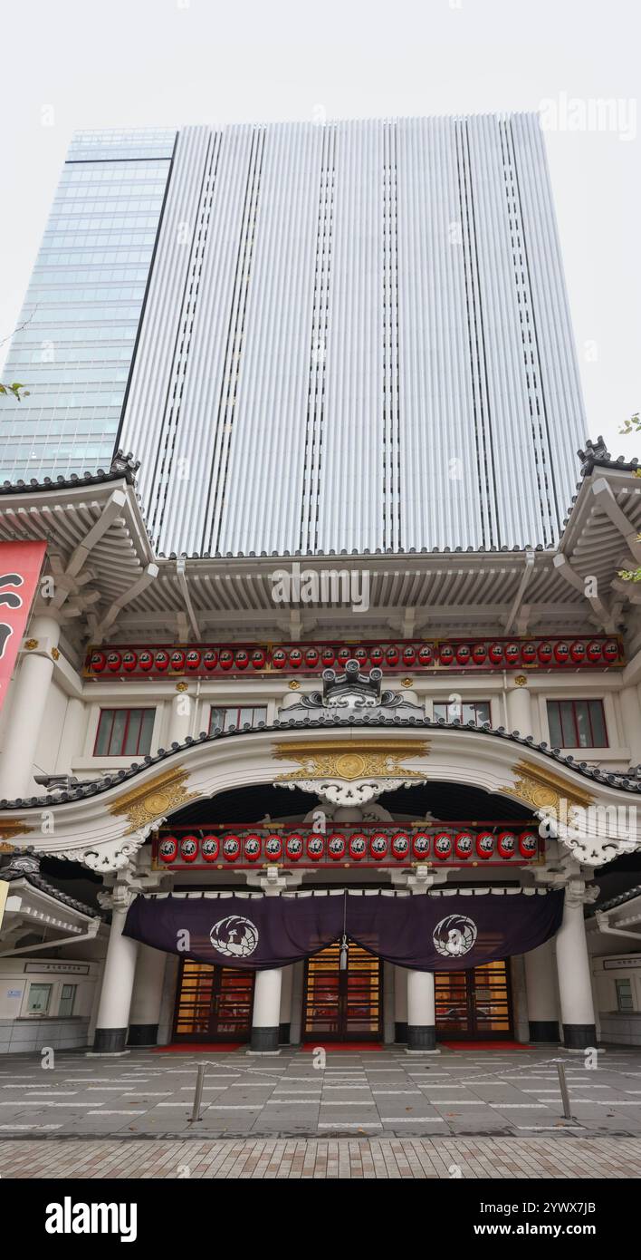 Vista del Teatro Kabuki-za e dell'alto edificio a Ginza, Chuo City, Tokyo, Giappone, Asia. Foto Stock