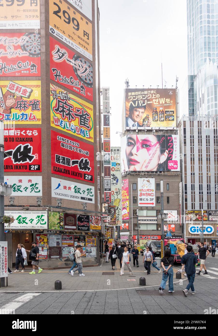 Turisti che passeggiano per il quartiere di Shinjuku, Tokyo, Giappone, Asia. Foto Stock