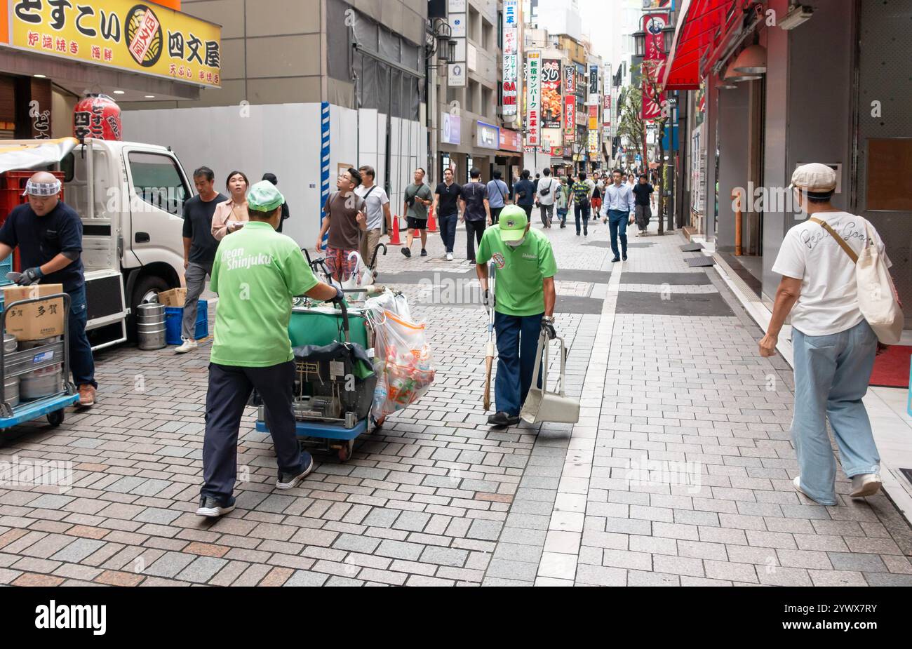 Due addetti alla pulizia delle strade nella zona pedonale di Shinjuku, Tokyo, Giappone, Asia Foto Stock